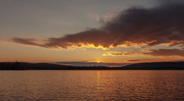 Gün batımı, Murmansk bölgesindeki Kuzey Rus göl manzara