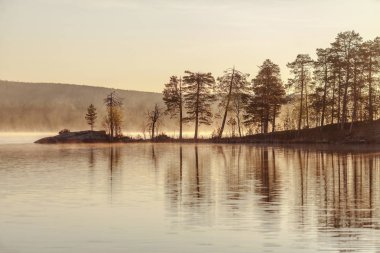 Kuzey Rus göl manzara üzerinde gündoğumu, Murmansk bölgesi