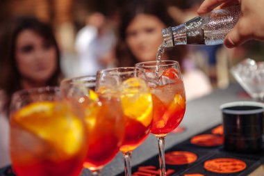 Barmen, bir kokteyl ile bir bardak içine su dökülen. Barmen bir kokteyl yapmak. Yakın çekim