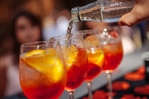 Barman giet water in een glas met een cocktail. Barman een cocktail maken. Close-up — Stockfoto