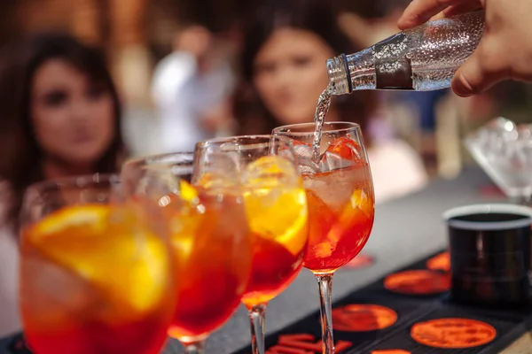 Barman giet water in een glas met een cocktail. Barman een cocktail maken. Close-up — Stockfoto