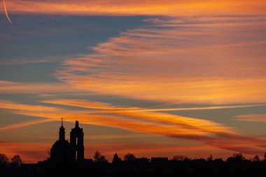 Eski Ortodoks Kilisesi ve gün batımı arka plan köyde siluet. Rusya