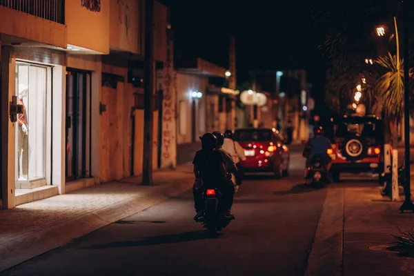 Night street of a small coastal Mexican city. Parked cars, shop windows, bars. Cozumel Island. Mexico — Stock Photo, Image