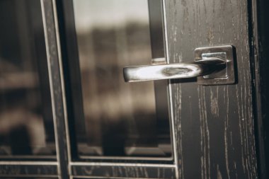 modern tarzı ahşap kapı kapı kolu