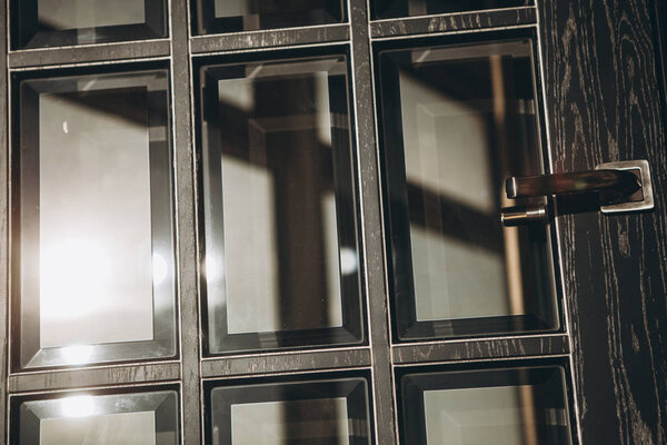 Современный стиль дверной ручки на деревянной двери
