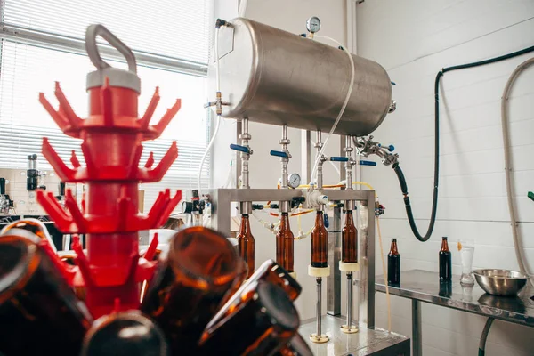 Toestellen voor het bottelen bier in een eigen brouwerij. — Stockfoto