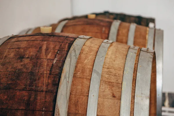 Oude houten wijn vaten met ijzeren hoepels. — Stockfoto