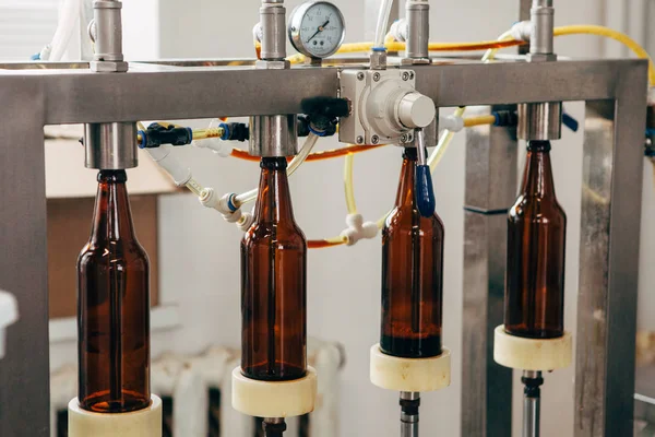Bier bottelmachine voor vier flessen in een eigen brouwerij — Stockfoto