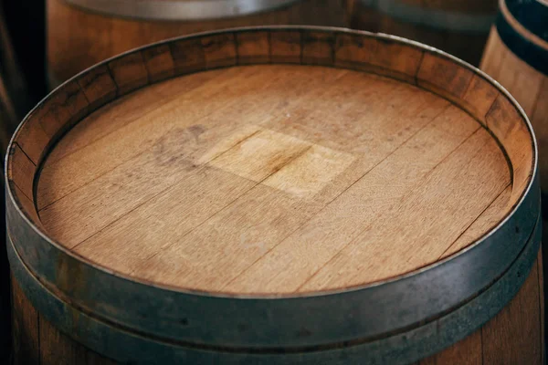 Close up van de oude houten wijn vaten met ijzeren hoepels — Stockfoto