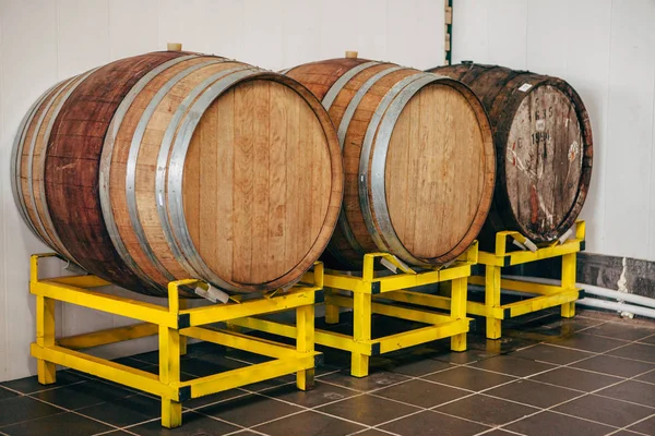 Oude houten wijn vaten met ijzeren hoepels. — Stockfoto