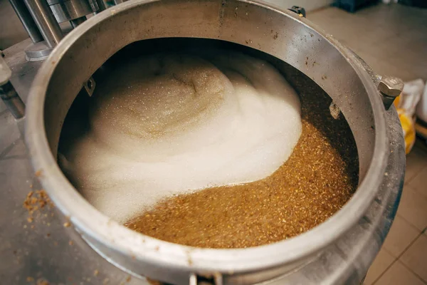 Bier gebrouwen in een brouwerij. Brouwerijapparatuur in de microbrouwerij — Stockfoto