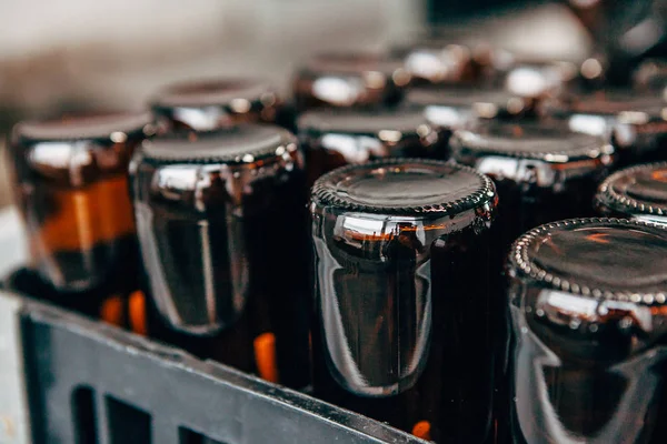Primer plano de botellas de cerveza vacías boca abajo en una caja de plástico —  Fotos de Stock