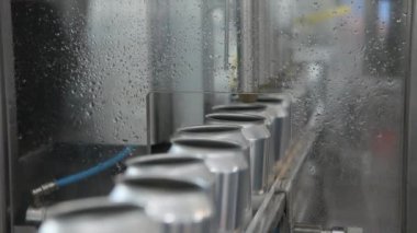 Alüminyum doldurmak için konveyör kutular. Bankalar bir Konveyör bant hareket ediyor ve makine onları suya dökülen.