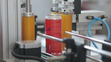 Alüminyum doldurmak için konveyör kutular. Bankalar konveyör taşıma ve makine etiketleri onlara sopa