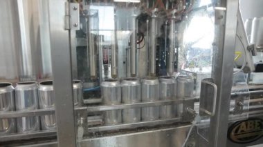 Alüminyum doldurmak için konveyör kutular. Bankalar bir Konveyör bant hareket ediyor ve makine onları suya dökülen.
