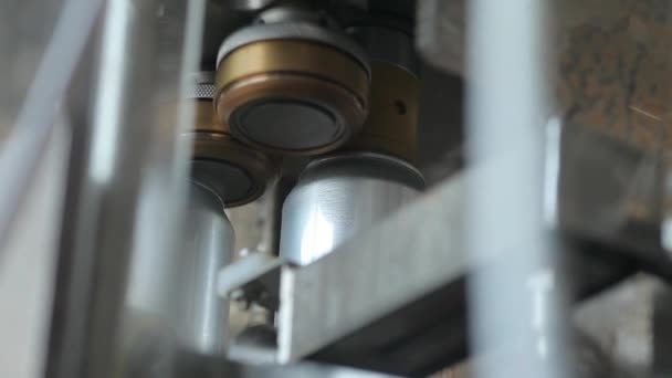 用于填充铝罐的输送机。自动紧固件盖铝罐 — 图库视频影像