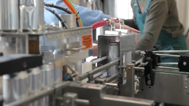Conveyor for filling aluminum cans. Banks are moving along the conveyor belt, and the machine is washing the cans. — Stock Video