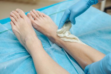 Epilasyon balmumu spa salonda. Şevval Özçelik Güzellik kadın bacaklar balmumu getirir. Yakın çekim.