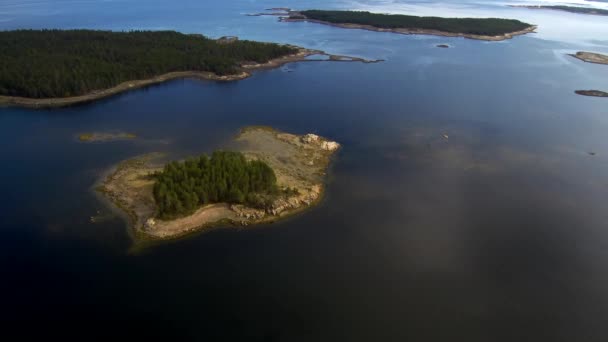 La portée du drone sur les îles de la mer Blanche. Paysage nordique . — Video