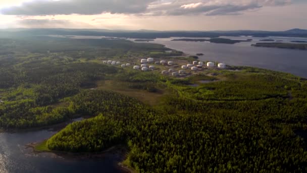 Fågelperspektiv av ryska tanklagret på vita havet. Loppet av drönare över taigan till tanklagret. — Stockvideo