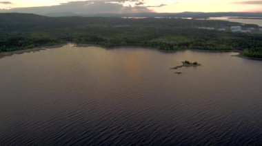 Akşam bulutlar deniz yüzeyindeki yansımasıdır. Su üstünde dron yayılımı. Gün batımında güzel Kuzey Doğa.