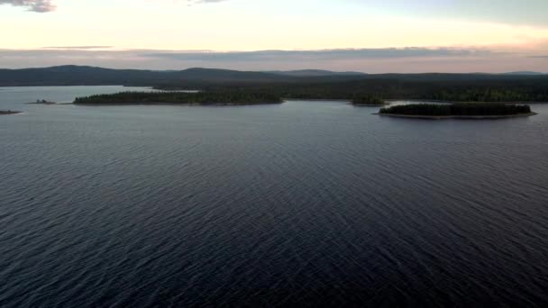 Reflet des nuages du soir à la surface de la mer. La portée du drone au-dessus de l'eau. Belle nature nordique au coucher du soleil . — Video