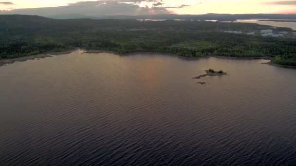 Αντανάκλαση βράδυ σύννεφα στην επιφάνεια της θαλάσσης. Το διάστημα από το drone πάνω από το νερό. Όμορφη βόρεια φύσης στο ηλιοβασίλεμα. — Αρχείο Βίντεο