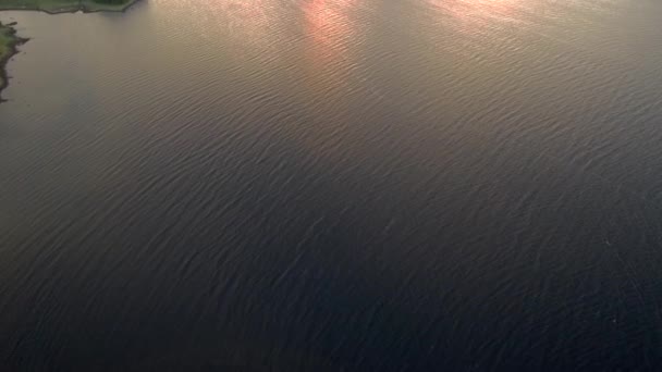 Reflectie van avond wolken op de oppervlakte van de zee. De spanwijdte van de drone boven het water. Prachtige noordelijke natuur bij zonsondergang. — Stockvideo