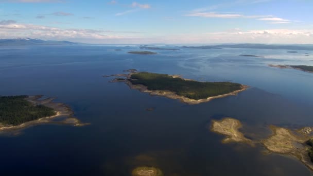 Die Spannweite der Drohne über den Inseln im weißen Meer. Nördliche Landschaft. — Stockvideo