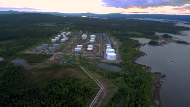 Madarak-szem kilátás az orosz tank Farm, a fehér-tengeren. A drone át a tajga, hogy a tartálytelep span. — Stock videók