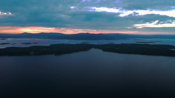 De vlucht van de drone over de zee in de avond bij zonsondergang. — Stockvideo