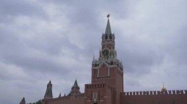 Kırmızı meydanda gri bulutlu bir günde kasvetli bir gökyüzü altında Spasskaya Kulesi