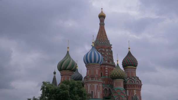 회색 흐린 날에 우울한 하늘 아래 붉은 광장에 Spasskaya 타워. 조각 보기. 러시아. — 비디오