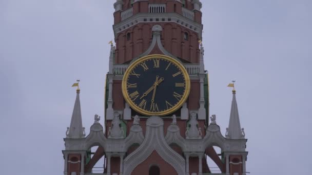 Kırmızı meydanda Spasskaya Kulesi 'nde, gri bulutlu bir günde kasvetli bir gökyüzünde saat. Yakın çekim — Stok video