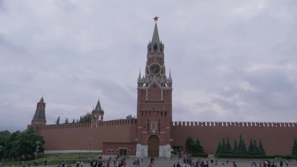 Kırmızı meydanda gri bulutlu bir günde kasvetli bir gökyüzü altında Spasskaya Kulesi — Stok video