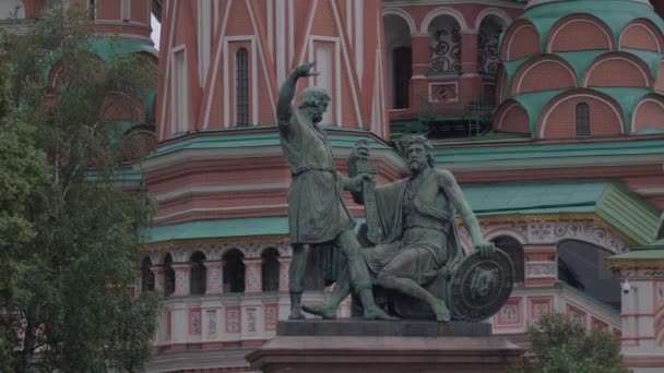Pomnik Minin i Pozharsky na tle katedry św Basils w Moskwie na placu czerwonym — Wideo stockowe