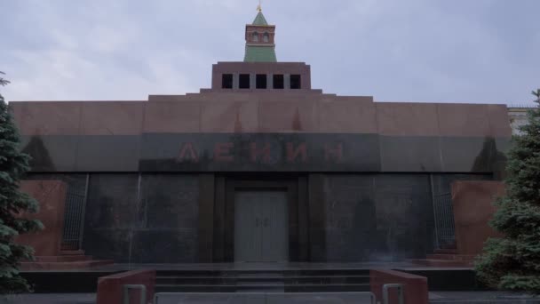 Lenins Mausoleum på Röda torget under en dyster himmel på en grå molnig dag. och fragmentvyn. Ryssland. — Stockvideo