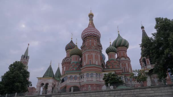 Tour Spasskaya sur la Place Rouge sous un ciel sombre par une journée nuageuse grise. vue fragmentée. Russie . — Video