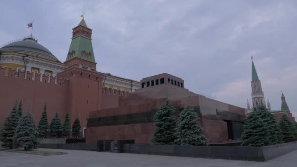 Lenins Mausoleum på Röda torget under en dyster himmel på en grå molnig dag. Ryssland. Moskva — Stockvideo