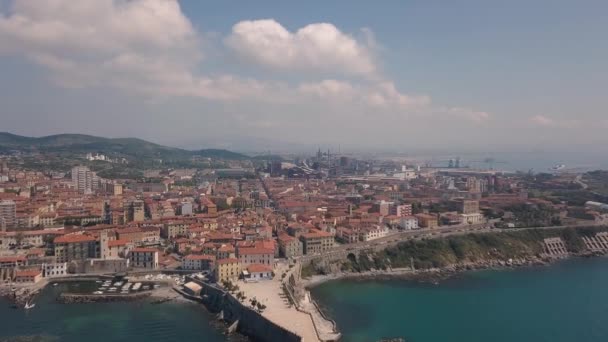 Vista aérea de Piombino. Vuelo sobre la ciudad. Vista panorámica de la ciudad vieja. Maremma Toscana Italia . — Vídeo de stock