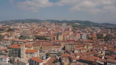 Piombino'nun havadan görünümü. Şehrin üzerinden uç. Eski şehrin panoramik manzarası. Maremma Toskana İtalya.