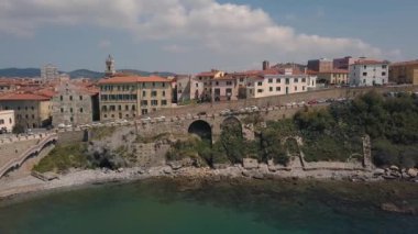 Piombino sahilinin havadan görünümü. Şehrin panoramik manzarası. Maremma Toskana İtalya.
