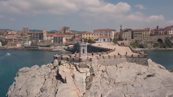 Luchtfoto van de kust van Piombino. Vlucht over de pier. Maremma Toscane Italië. — Stockvideo