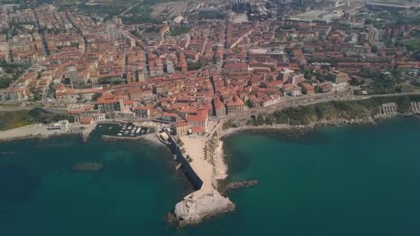Vista aérea de la costa de Piombino. Vista panorámica de la ciudad. Maremma Toscana Italia . — Vídeo de stock