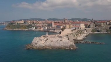 Piombino sahilinin havadan görünümü. Deniz ve rıhtım üzerinden uçmak. Maremma Toskana İtalya.