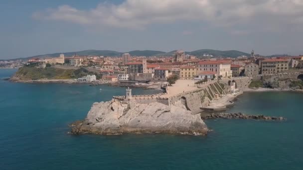 Luchtfoto van de kust van Piombino. Vlucht over de zee en de pier. Maremma Toscane Italië. — Stockvideo