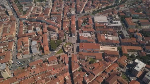 Вид с воздуха на Пьомбино. Полет над городом и пирсом. Панорамный вид на старый город. Maremma Tuscany Италия . — стоковое видео