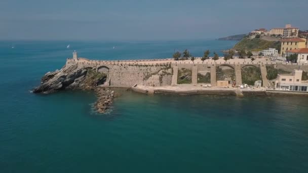 ピオンビーノの海岸の航空写真。海と桟橋の上を飛行します。マレンマ トスカーナ イタリア. — ストック動画