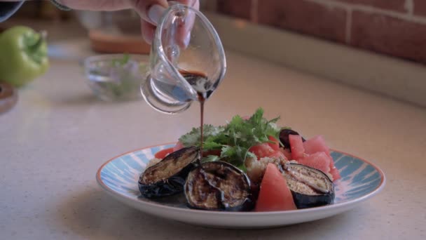 Quinoa ovesnou kaši na talíři s grilovanou zeleninou. Zpěvačka. — Stock video