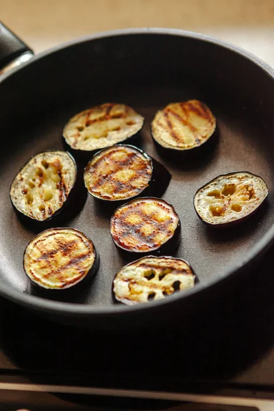 Le melanzane tritate sono fritte in una padella . — Foto Stock